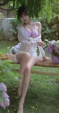 花开满园的宅院，穿搭肩带泳装加白色短裤的气质女生清新写真图片