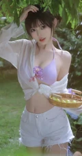 花开满园的宅院，穿搭肩带泳装加白色短裤的气质女生清新写真图片