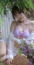花开满园的宅院，穿搭肩带泳装加白色短裤的气质女生清新写真图片