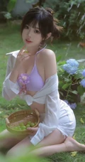 花开满园的宅院，穿搭肩带泳装加白色短裤的气质女生清新写真图片
