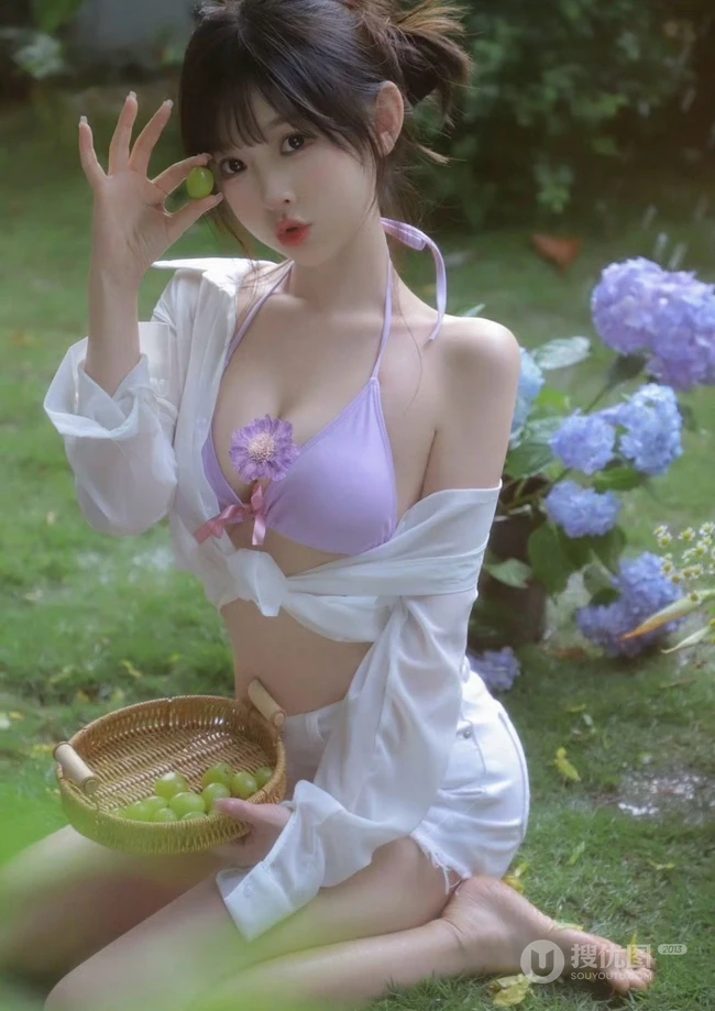 花开满园的宅院，穿搭肩带泳装加白色短裤的气质女生清新写真图片