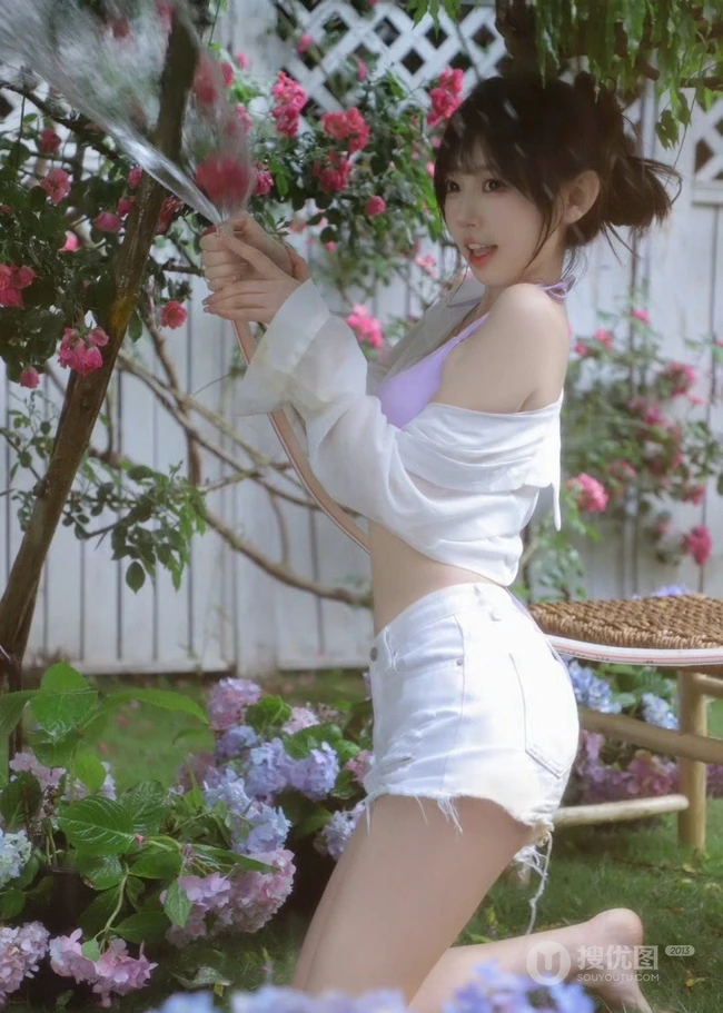 花开满园的宅院，穿搭肩带泳装加白色短裤的气质女生清新写真图片