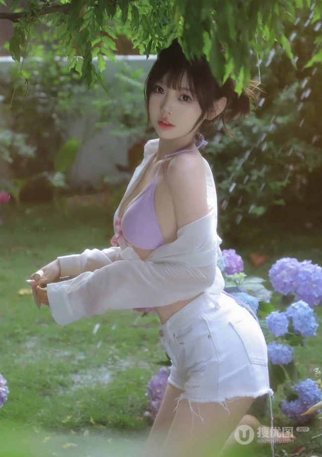花开满园的宅院，穿搭肩带泳装加白色短裤的气质女生清新写真图片