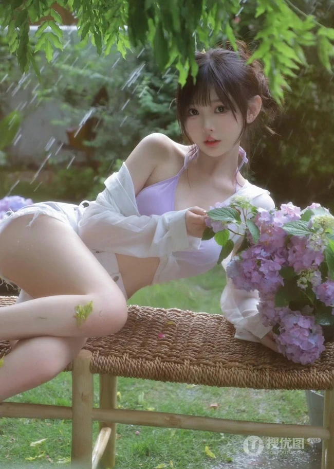 花开满园的宅院，穿搭肩带泳装加白色短裤的气质女生清新写真图片