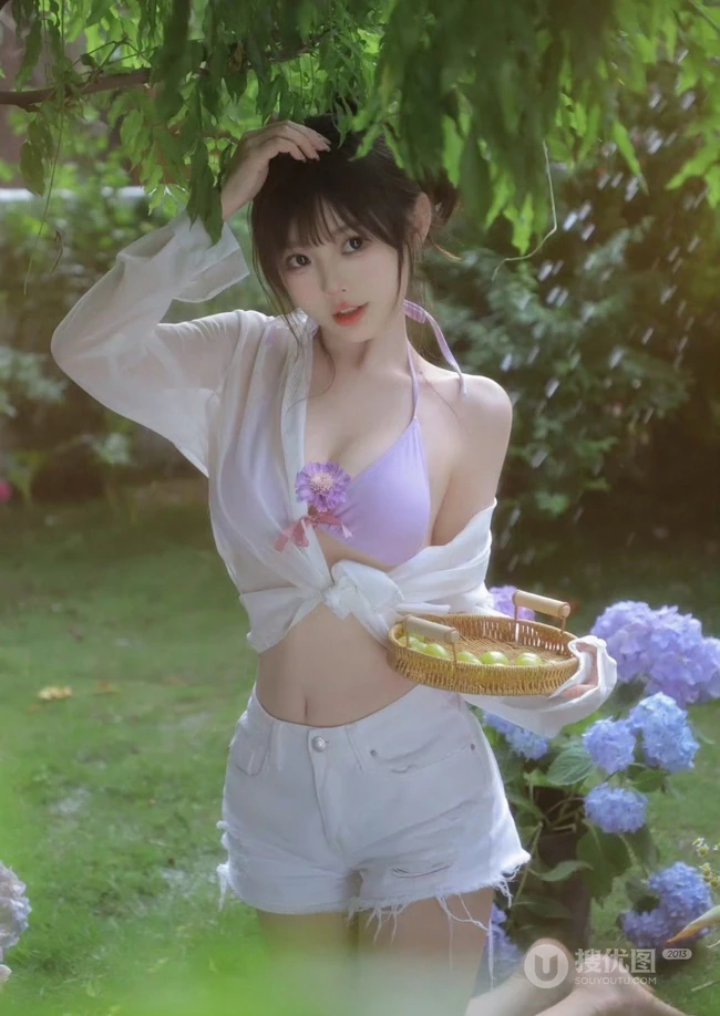 花开满园的宅院，穿搭肩带泳装加白色短裤的气质女生清新写真图片