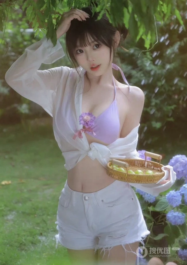 花开满园的宅院，穿搭肩带泳装加白色短裤的气质女生清新写真图片