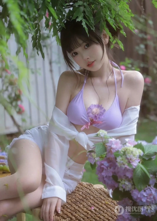 花开满园的宅院，穿搭肩带泳装加白色短裤的气质女生清新写真图片