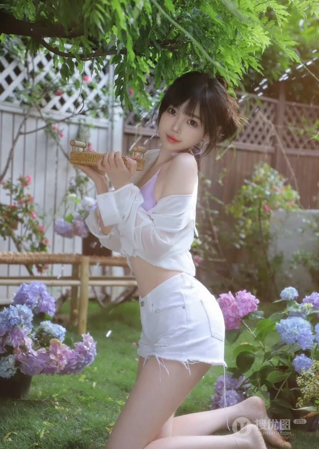 花开满园的宅院，穿搭肩带泳装加白色短裤的气质女生清新写真图片