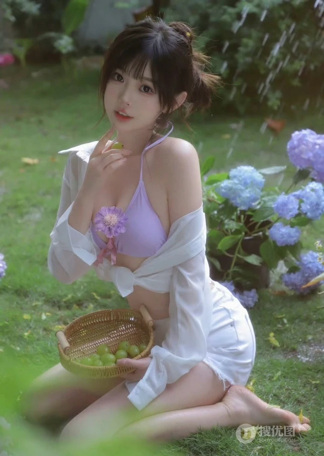 花开满园的宅院，穿搭肩带泳装加白色短裤的气质女生清新写真图片