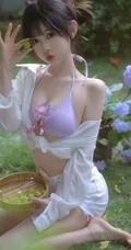花开满园的宅院，穿搭肩带泳装加白色短裤的气质女生清新写真图片