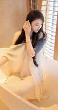 气质时尚有魅力的纹身女生轻熟连衣白裙穿搭动人室内写真套图