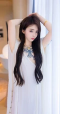气质时尚有魅力的纹身女生轻熟连衣白裙穿搭动人室内写真套图