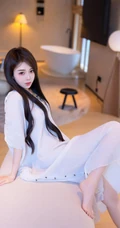气质时尚有魅力的纹身女生轻熟连衣白裙穿搭动人室内写真套图