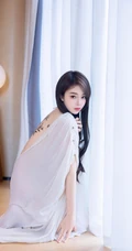 气质时尚有魅力的纹身女生轻熟连衣白裙穿搭动人室内写真套图