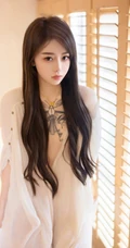 气质时尚有魅力的纹身女生轻熟连衣白裙穿搭动人室内写真套图