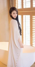 气质时尚有魅力的纹身女生轻熟连衣白裙穿搭动人室内写真套图