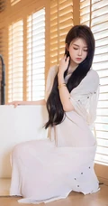 气质时尚有魅力的纹身女生轻熟连衣白裙穿搭动人室内写真套图