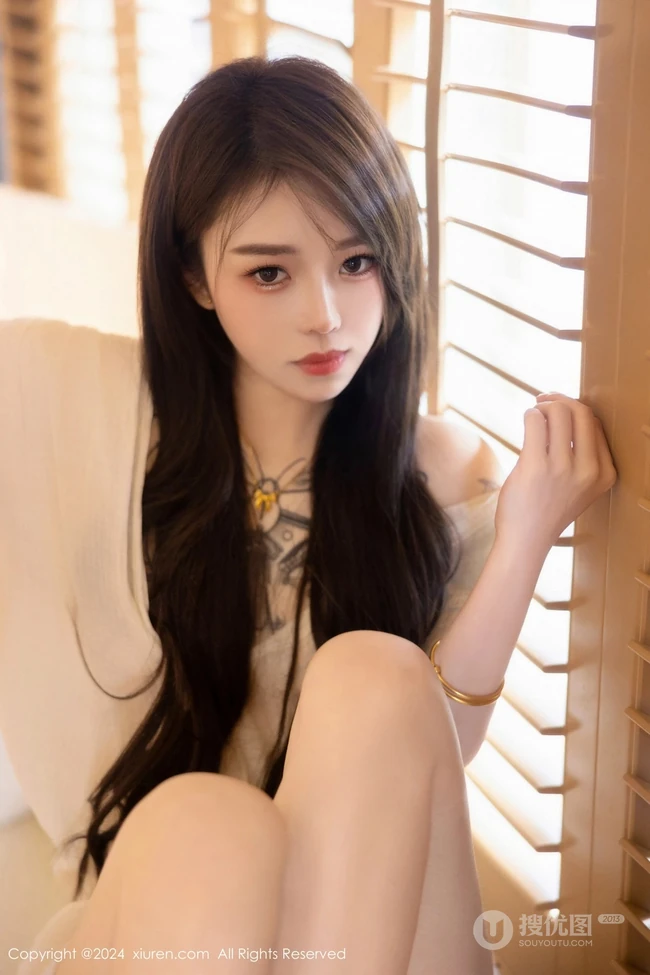 气质时尚有魅力的纹身女生轻熟连衣白裙穿搭动人室内写真套图