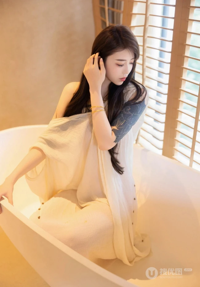 气质时尚有魅力的纹身女生轻熟连衣白裙穿搭动人室内写真套图