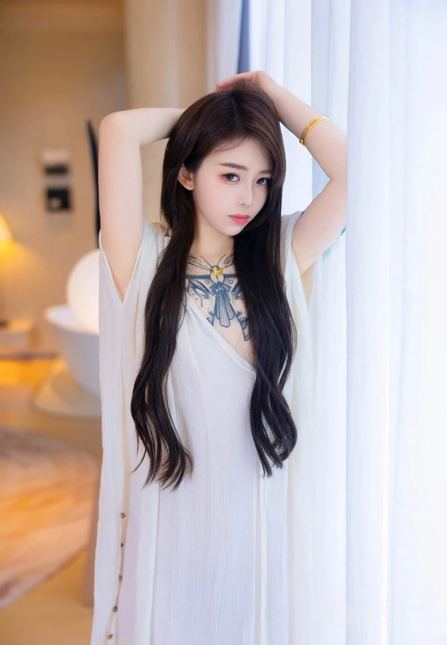 气质时尚有魅力的纹身女生轻熟连衣白裙穿搭动人室内写真套图
