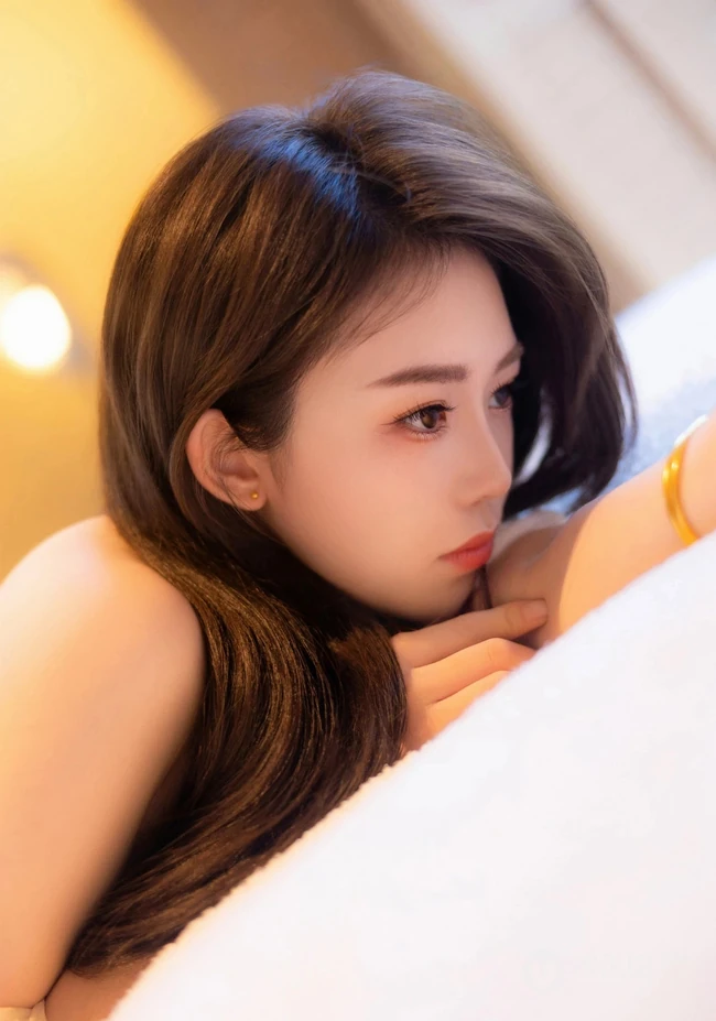 气质时尚有魅力的纹身女生轻熟连衣白裙穿搭动人室内写真套图