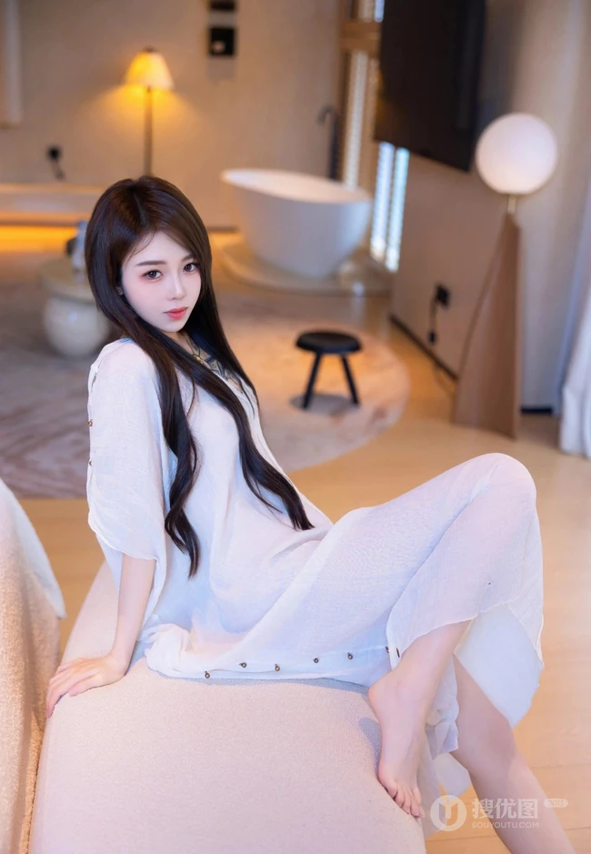气质时尚有魅力的纹身女生轻熟连衣白裙穿搭动人室内写真套图