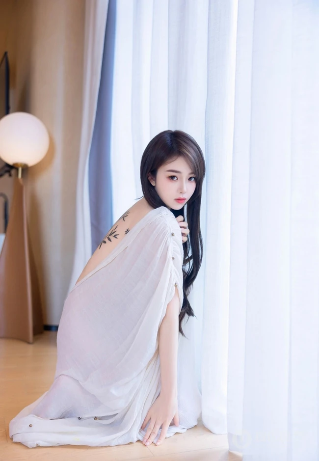 气质时尚有魅力的纹身女生轻熟连衣白裙穿搭动人室内写真套图