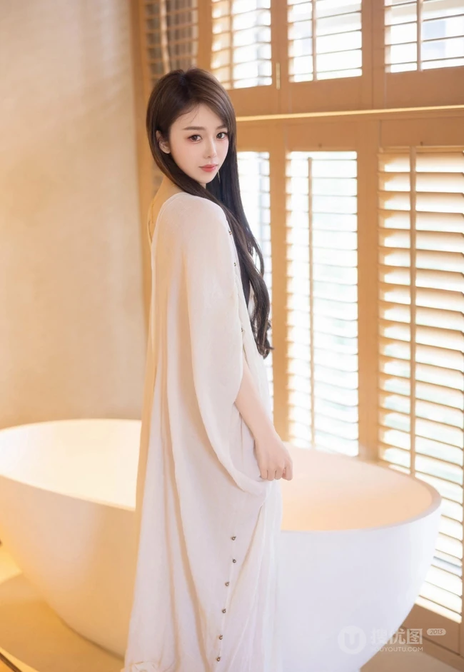 气质时尚有魅力的纹身女生轻熟连衣白裙穿搭动人室内写真套图