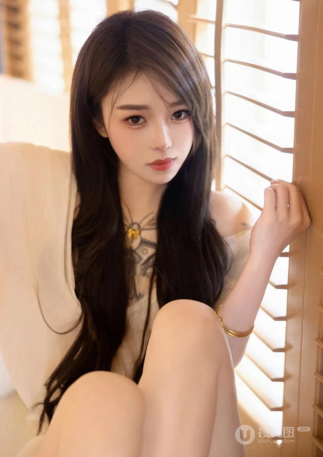 气质时尚有魅力的纹身女生轻熟连衣白裙穿搭动人室内写真套图