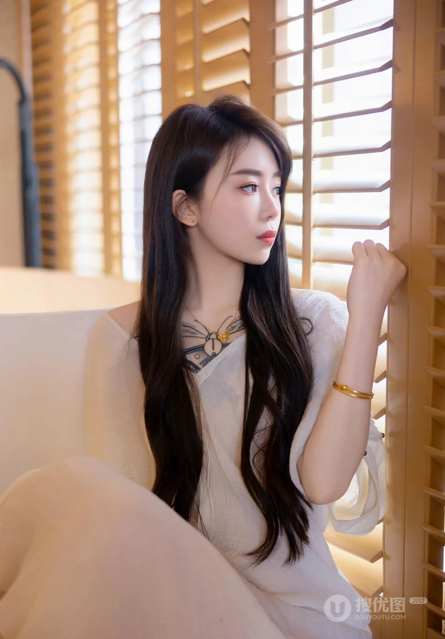 气质时尚有魅力的纹身女生轻熟连衣白裙穿搭动人室内写真套图