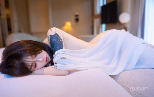 气质时尚有魅力的纹身女生轻熟连衣白裙穿搭动人室内写真套图