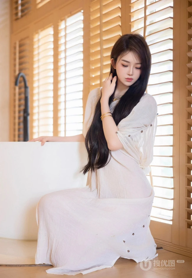 气质时尚有魅力的纹身女生轻熟连衣白裙穿搭动人室内写真套图