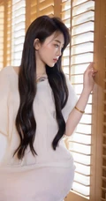 气质时尚有魅力的纹身女生轻熟连衣白裙穿搭动人室内写真套图