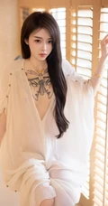 气质时尚有魅力的纹身女生轻熟连衣白裙穿搭动人室内写真套图