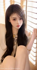 气质时尚有魅力的纹身女生轻熟连衣白裙穿搭动人室内写真套图