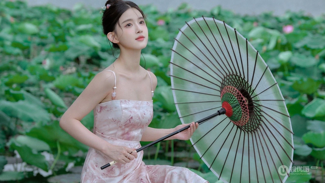 荷叶圆圆，少女甜甜，甜美可人清新养眼美女古典韵味十足荷塘边写真壁纸