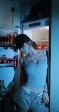 炎炎夏日，靠着冰箱喝饮料的性感身材时尚紧身背心短裤写真手机壁纸