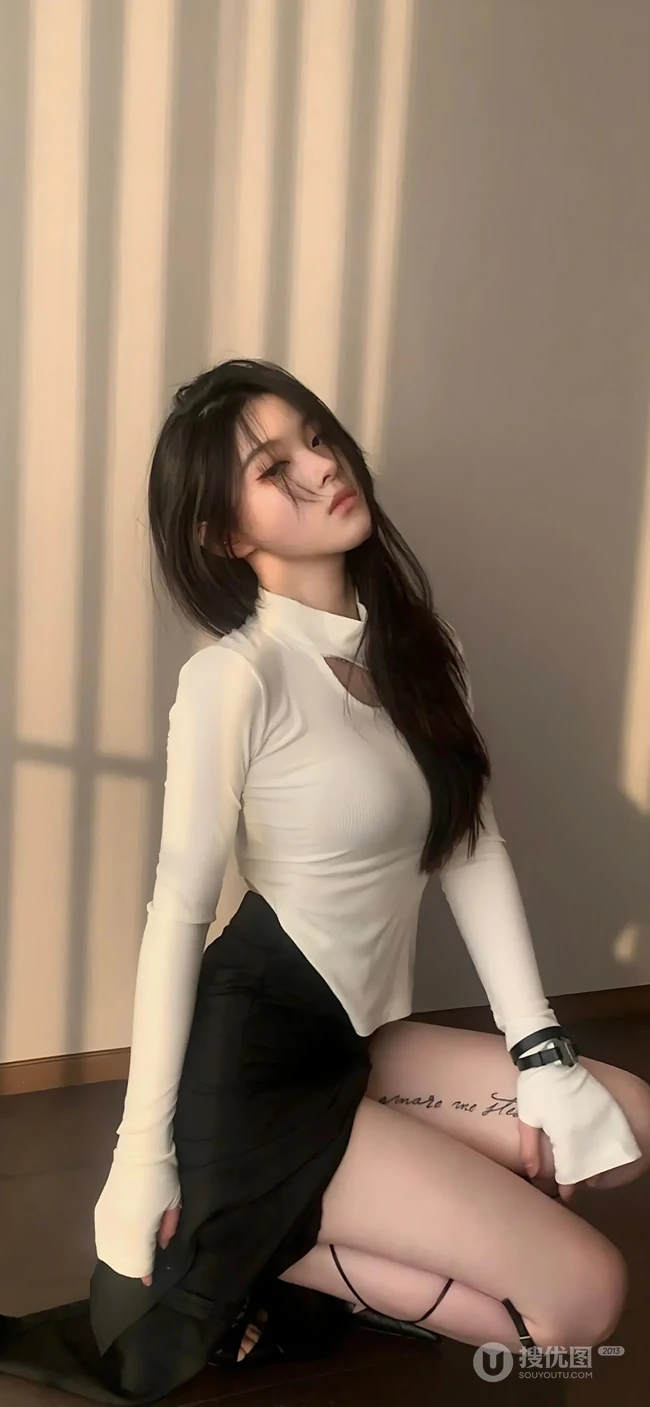 阳光小屋，穿着紧身白黑连体裙的美腿美女手机壁纸图片