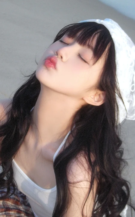沙滩美少女，仰头，嘟嘴，戴着头巾的可爱漂亮少女海边自拍手机壁纸照片