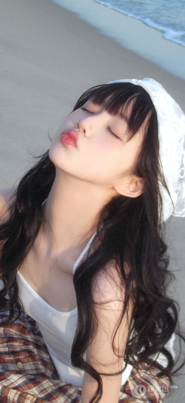 沙滩美少女，仰头，嘟嘴，戴着头巾的可爱漂亮少女海边自拍手机壁纸照片