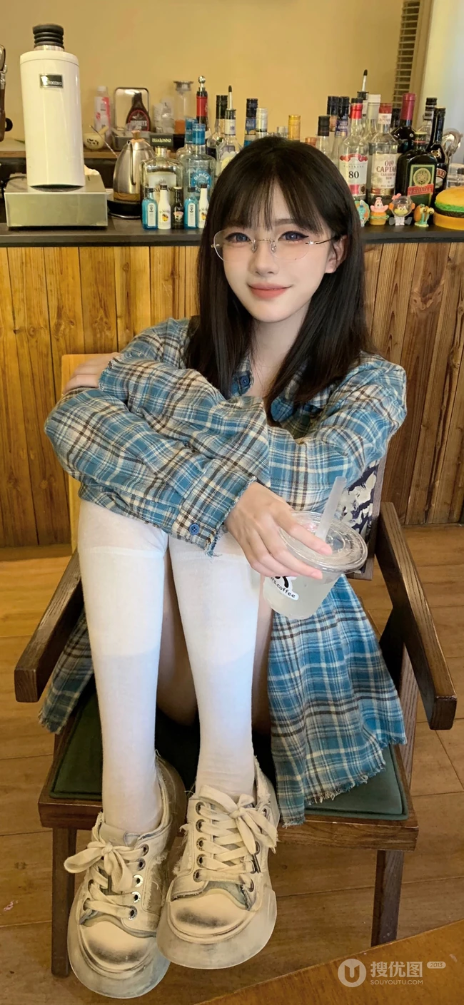 可爱的眼镜美少女，格纹衬衫搭配白丝袜丝袜照手机壁纸