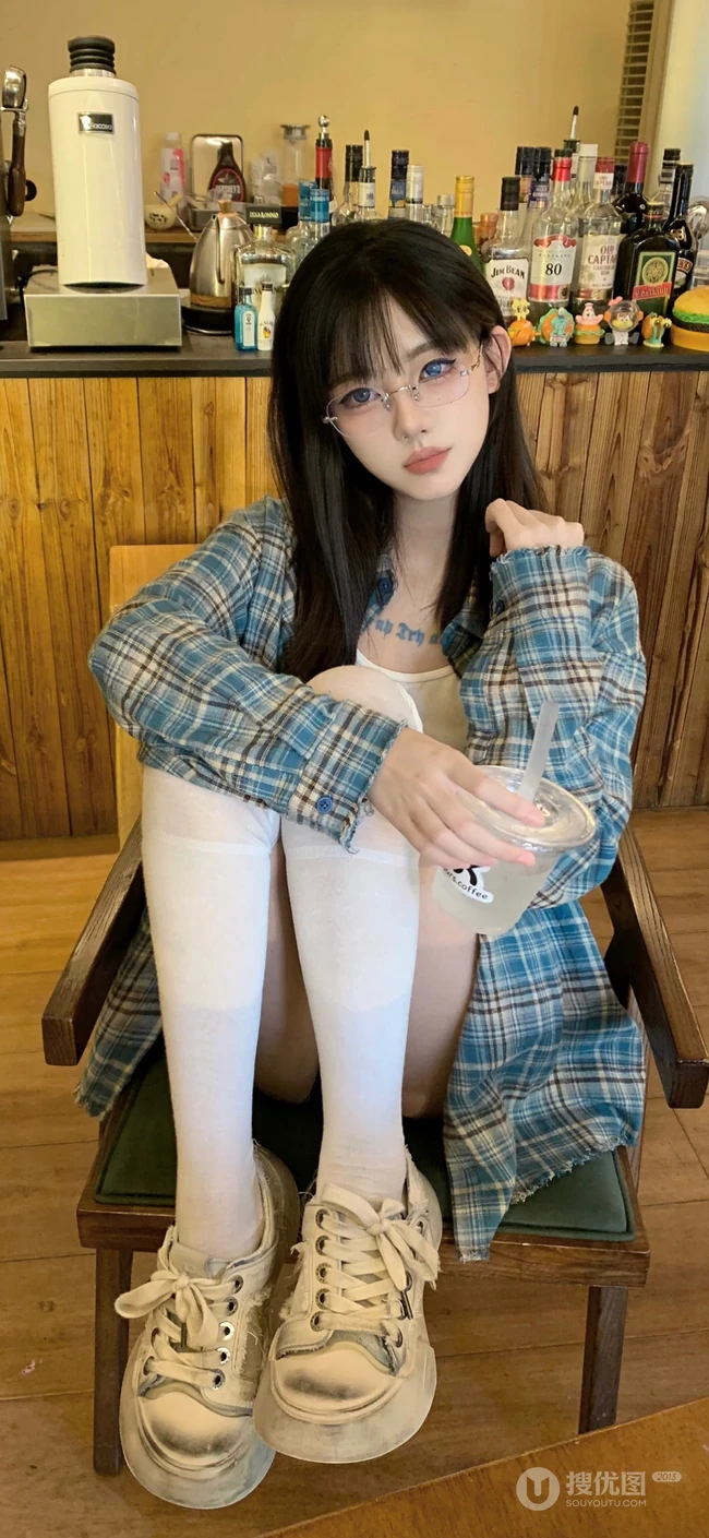 可爱的眼镜美少女，格纹衬衫搭配白丝袜丝袜照手机壁纸