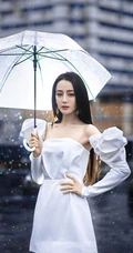 迪丽热巴纯白连衣裙穿着，手拿雨伞，雨中漫步优雅动人青春写真图片