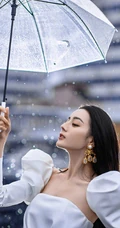 迪丽热巴纯白连衣裙穿着，手拿雨伞，雨中漫步优雅动人青春写真图片
