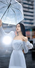 迪丽热巴纯白连衣裙穿着，手拿雨伞，雨中漫步优雅动人青春写真图片