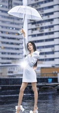 迪丽热巴纯白连衣裙穿着，手拿雨伞，雨中漫步优雅动人青春写真图片