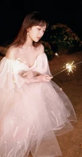 杨紫气质V领白裙着身，手拿烟花，夜晚海边浪漫动人写真照