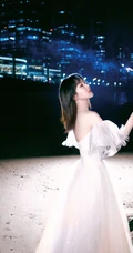 杨紫气质V领白裙着身，手拿烟花，夜晚海边浪漫动人写真照