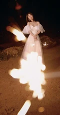 杨紫气质V领白裙着身，手拿烟花，夜晚海边浪漫动人写真照