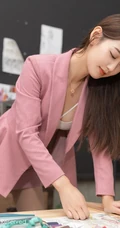 气质苗条的气质女生服装设计师唐安琪粉衣制服短裙工作室写真美照图集